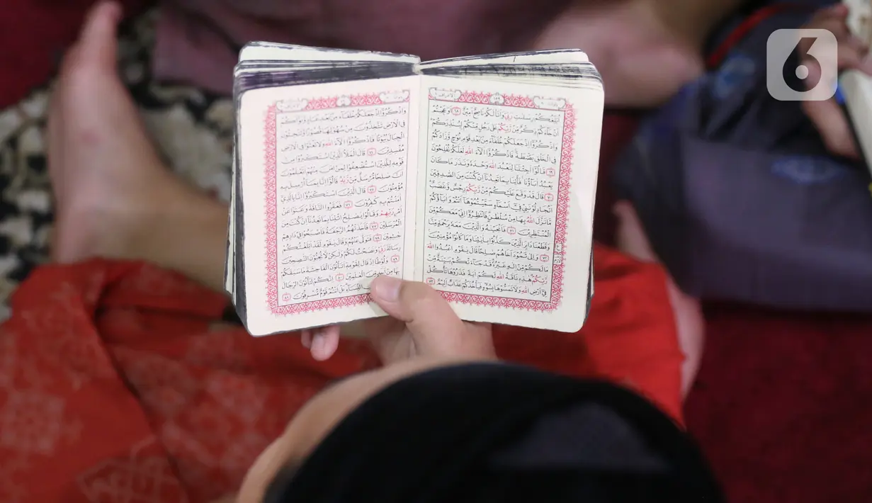 Seorang santri mengaji menggunakan Alquran di pondok pesantren kawasan Tangerang, Senin, (26/4/2021). Bulan Ramdhan banyak dimanfaatkan para santri tersebut untuk mematangkan hafalan Alquran hingga khatam. (Liputan6.com/Angga Yuniar)