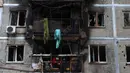 Serangan pesawat tak berawak Rusia menyebabkan kebakaran dan menghanguskan salah satu ruang di gedung apartemen yang terdampak. (Anatolii STEPANOV/AFP)