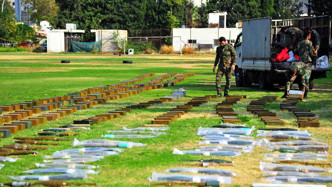 Senjata dan amunisi sitaan terlihat di pangkalan militer Suriah di Damaskus, ibu kota Suriah (8/11/2020). Tentara Suriah menyita senjata dan amunisi dari daerah yang sebelumnya dikuasai pemberontak di wilayah selatan dan mengangkutnya ke pangkalan militer di Damaskus. (Xinhua/Ammar Safarjalani)