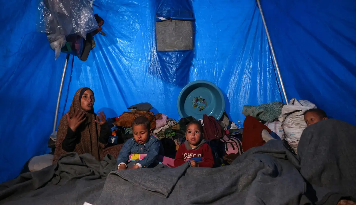 Saat ini, para pengungsi di wilayah Gaza sedang menghadapi musim dingin yang cukup parah. (BASHAR TALEB/AFP)
