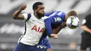 Striker Chelsea, Timo Werner, berebut bola dengan pemain Tottenham Hotspur, Japhet Tanganga, pada laga Piala Liga Inggris di London, Rabu (30/9/2020). Tottenham menang adu penalti dengan skor 5-4 (1-1). (Neil Hall/Pool via AP)