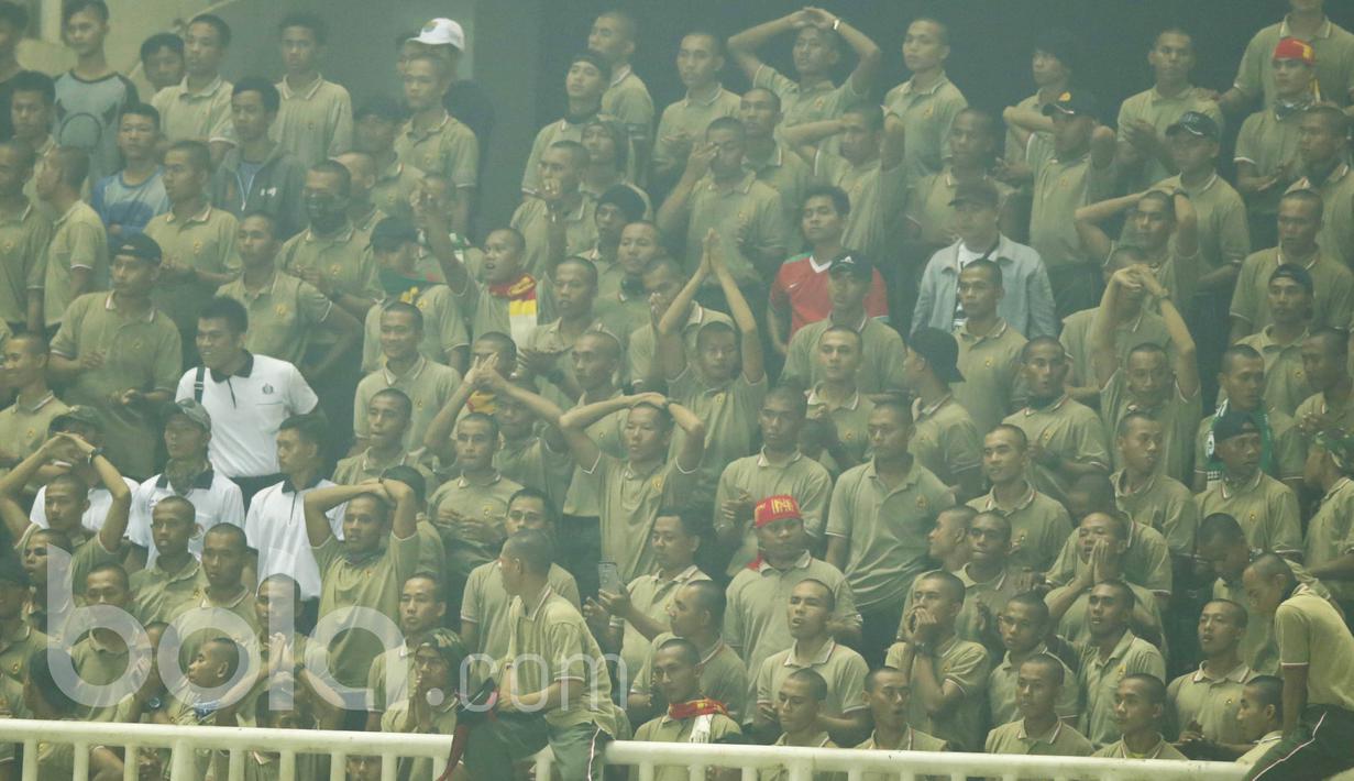 Sejumlah Suporter PS TNI yang mayoritas Tentara menyaksikan langsung laga PS TNI kontra PSM Makassar pada laga Liga 1 Indonesia di Stadion Pakansari, Bogor (15/05/2017). PS TNI menang 2-1. (Bola.com/M Iqbal Ichsan)