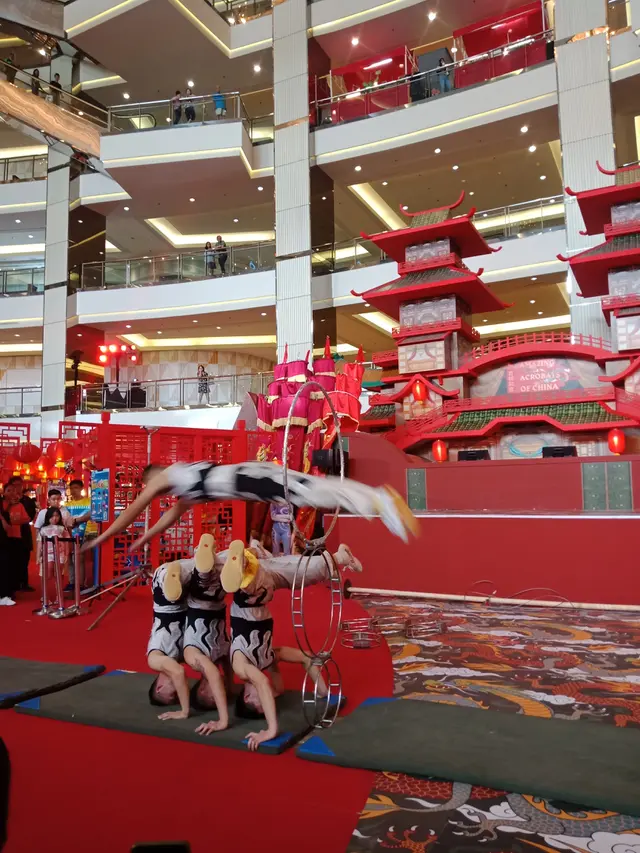 Rayakan Tahun Baru Imlek dengan Menyaksikan Akrobat Asal Cina