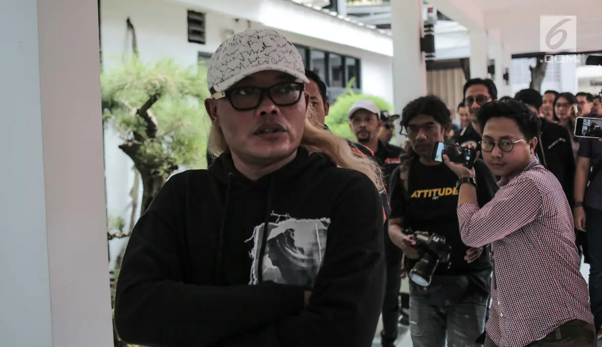 Komedian Sule datang mengunjungi pelawak Tri Retno Prayudati alias Nunung Srimulat di Rumah Tahanan Narkoba Mapolda Metro Jaya, Jakarta, Kamis (25/7/2019). Nunung Srimulat ditangkap pihak kepolisian pada 19 Juli lalu bersama suaminya, July Jan Sambiran di kediamannya. (Liputan6.com/Faizal Fanani)