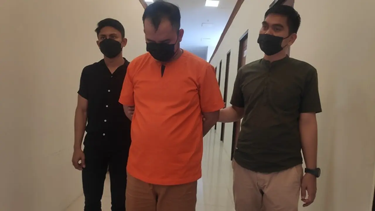 Tersangka kejahatan perbankan di Bank Riau Kepri yang membobol rekening nasabah Rp5 miliar lebih.