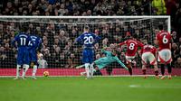 Gelandang Manchester United asal Portugal Bruno Fernandes mencetak gol pertama tim dari titik penalti selama pertandingan sepak bola Liga Primer Inggris antara Manchester United dan Chelsea di Old Trafford di Manchester, Inggris barat laut, pada 3 November 2024.Paul ELLIS / AFP