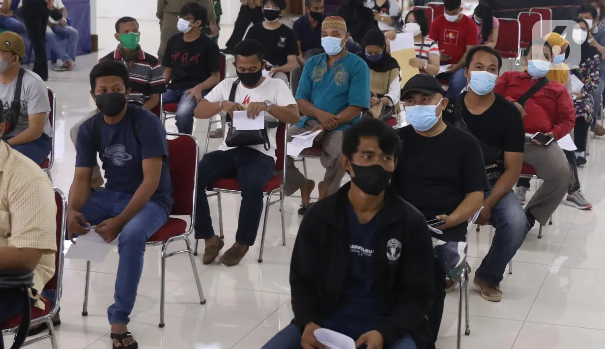 Warga mengikuti vaksinasi COVID-19 di sentra vaksin Tomang Tol Plaza, Tangerang, Banten, Sabtu (24/7/2021). Target pemerintah dalam pelaksanaan vaksinasi Covid-19 bertambah menjadi 208,2 juta orang yang sebelumnya sebanyak 181,5 juta atau 70 persen dari total populasi. (Liputan6.com/Angga Yuniar)