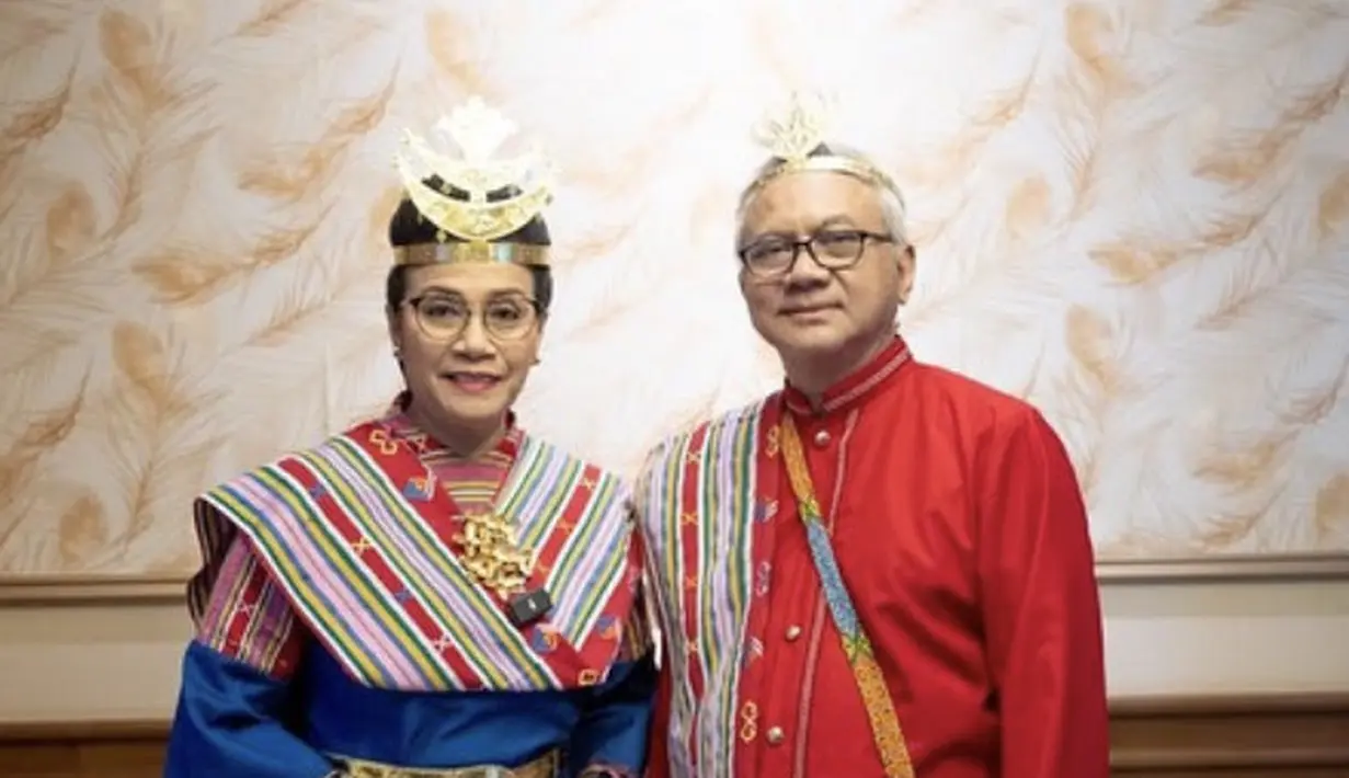 Menteri Keuangan Sri Mulyani beserta suami mengenakan pakaian adat dari Soe, Kabupaten Timor Tengah Selatan, NTT. Dengan mengenakan tenun Nunkolo bernuansa merah. [Instagram/@smindrawati]
