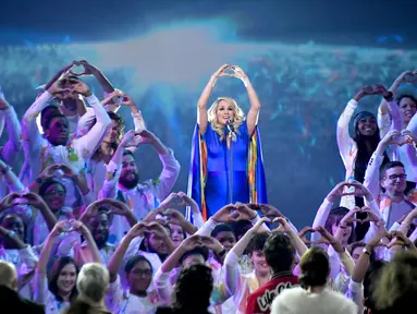Carrie Underwood saat tampil di panggung CMA Awards 2018 di Bridgestone Arena, Nashville, Tennessee, AS, Rabu (14/11). Pelantun 'Cry Pretty' tersebut mencuri perhatian dengan kehamilannya yang semakin membesar. (Michael Loccisano/Getty Images/AFP)