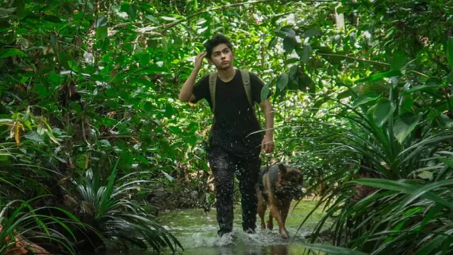 Disebut Tarzan Kalimantan, Ini 6 Potret Andrew Kalaweit Bareng Anjing Peliharaan