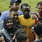 Pemain Arema FC, Makan Konate, foto bersama dengan fans usai sesi latihan di Stadion Gajayana, Malang, Kamis (11/4). Setelah sesi latihan, pemain Arema FC melayani permintaan fans untuk foto bersama. (Bola.com/Yoppy Renato)