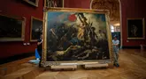 Lukisan ini memperingati Revolusi Juli 1830 ketika Raja Charles X digulingkan dan digantikan oleh sepupunya, Louis Philippe, yang menandai pergeseran ke arah monarki konstitusional. (Dimitar DILKOFF / AFP)