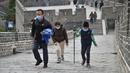 Sejumlah wisatawan mengunjungi Tembok Besar bagian Badaling di Beijing, ibu kota China, pada 24 Maret 2020. Bagian dari Tembok Besar yang terkenal di Beijing itu telah dibuka kembali sebagian pada Selasa (24/3), setelah ditutup selama hampir dua bulan akibat corona COVID-19.  (Xinhua/Chen Zhonghao)