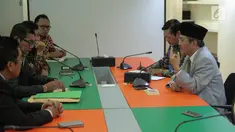 Ketua Umum ICMI Jimly Asshidiqque berbincang dengan Pansus Hak Angket KPK dalam pertemuan di Gedung ICMI, Jakarta, Kamis (7/9). (Liputan6.com/Faizal Fanani)