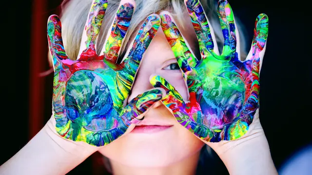 anak dengan cat di tangan