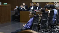 Terdakwa suap putusan perkara perdata yang juga Hakim PN Jakarta Selatan, Irwan (kiri) dan Iswahyu Widodo (kedua kiri) saat sidang pembacaan tuntutan di Pengadilan Tipikor, Jakarta, Kamis (13/4/2019). Keduanya dituntut 8 tahun penjara, denda Rp 200 juta. (Liputan6.com/Helmi Fithriansyah)