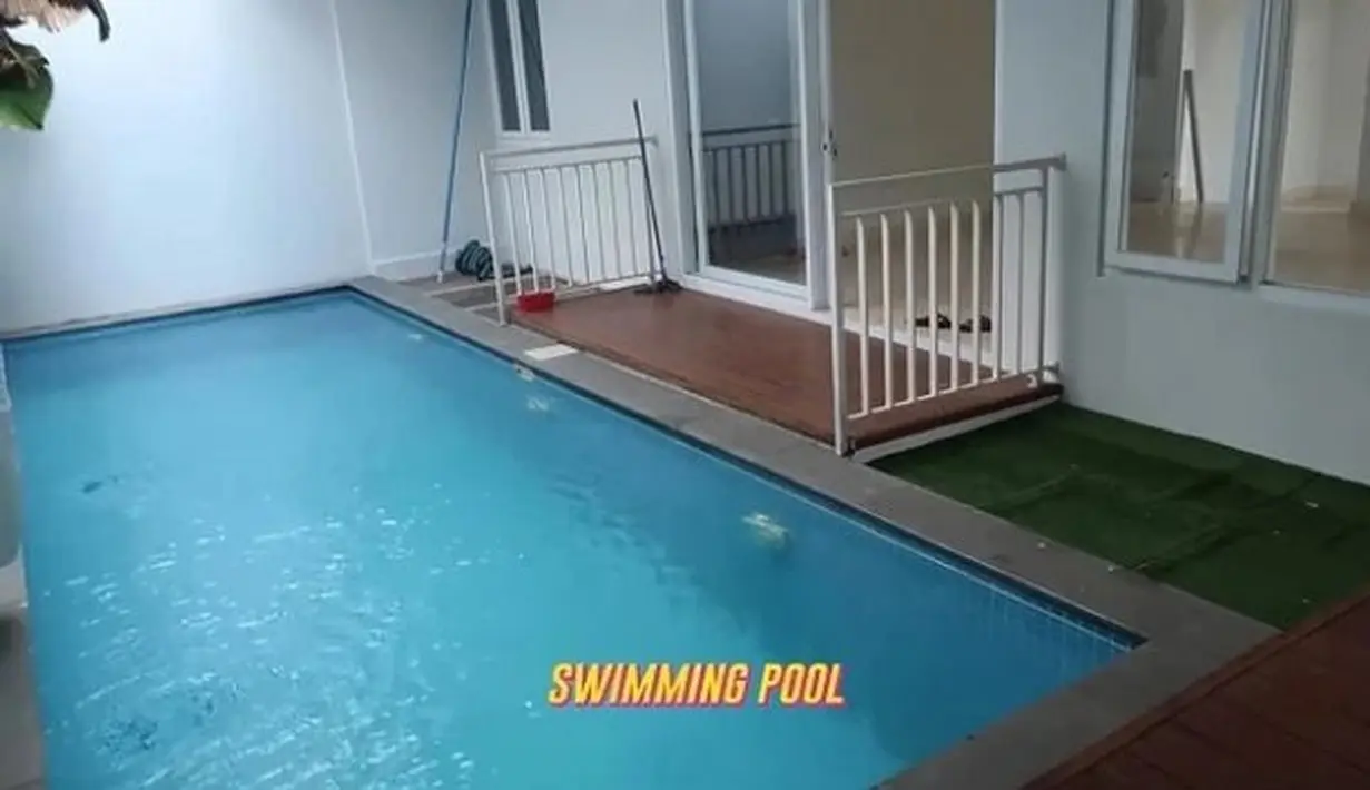 Rumah ini juga dilengkapi siwimming pool di bagian belakang. Namun yang membuat ini terasa rumah, adalah kebersamaan mereka sebagai suami-istri. [YouTube Patricia Gouw]