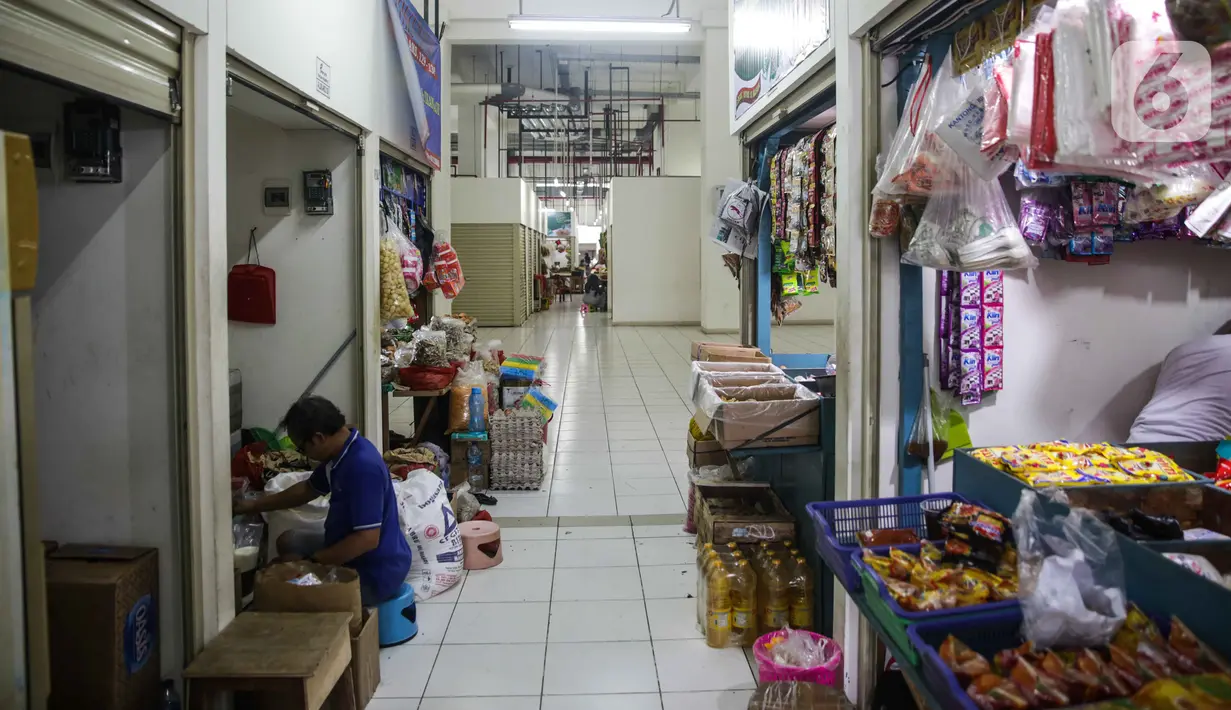 Suasana perdagangan di kawasan Pasar Rumput, Jakarta, Kamis (28/11/2019). Sebagian pedagang telah menempati kios-kios di area Pasar Rumput. (Liputan6.com/Faizal Fanani)