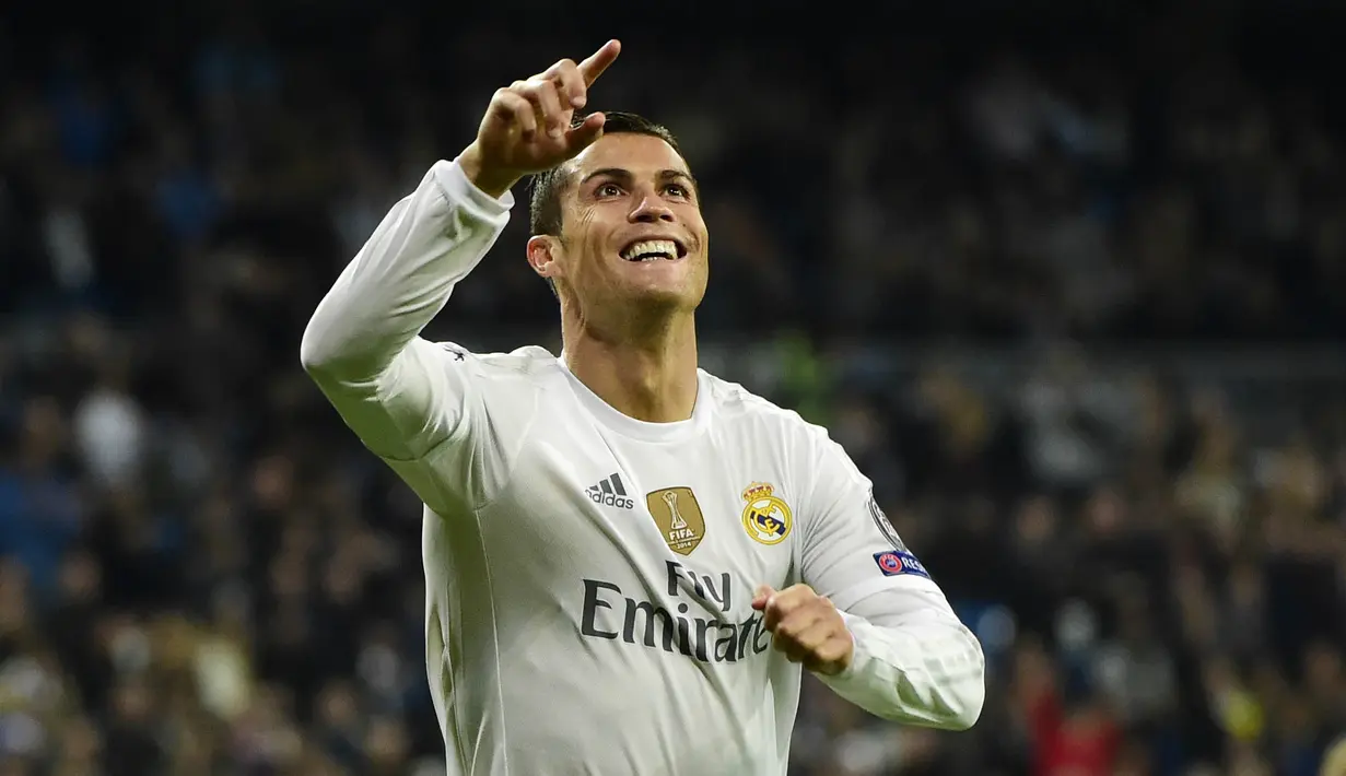 Pemain Real Madrid, Cristiano Ronaldo saat mencetak Quattrick (4 gol)  ke gawang Malmo FF di Stadion  Santiago Bernabeu, Madrid, Rabu (9/12/2015). (AFP Photo/Pierre-Philippe Marcou)