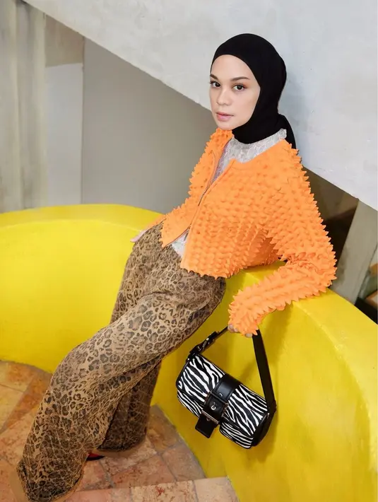 Dulu penampilan pakai outfit monokrom adalah yang paling aman. Sekarang, gaya Tantri Namirah yang bold, suka pakai outfit tabrak warna dan motif seperti ini telah menjadi tren dan keren dilihat. Tantri Namirah mengenakan inner bernuansa abu-abu yang ditumpuknya dengan outer oranye bertekstur duri, dipadu celana panjang bermotif leopard. [Foto: Instagram/tantrinamirah]