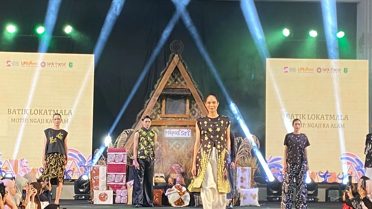 Peragaan busana batik fractal karya di Gedung Juang 45 Kota Sukabumi (Liputan6.com/Fira Syahrin).