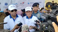 Rektor ITB Kadarsah Suryadi saat mengikuti kegiatan bersih-bersih sampah laut di perairan Cirebon. Foto (Liputan6.com / Panji Prayitno)