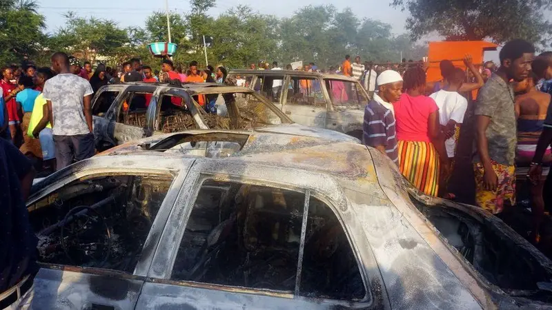Salah satu lokasi kejadian kecelakaan truk BBM berujung kebakaran yang menewaskan setidaknya 99 orang di Freetown, Sierra Leone (AFP)
