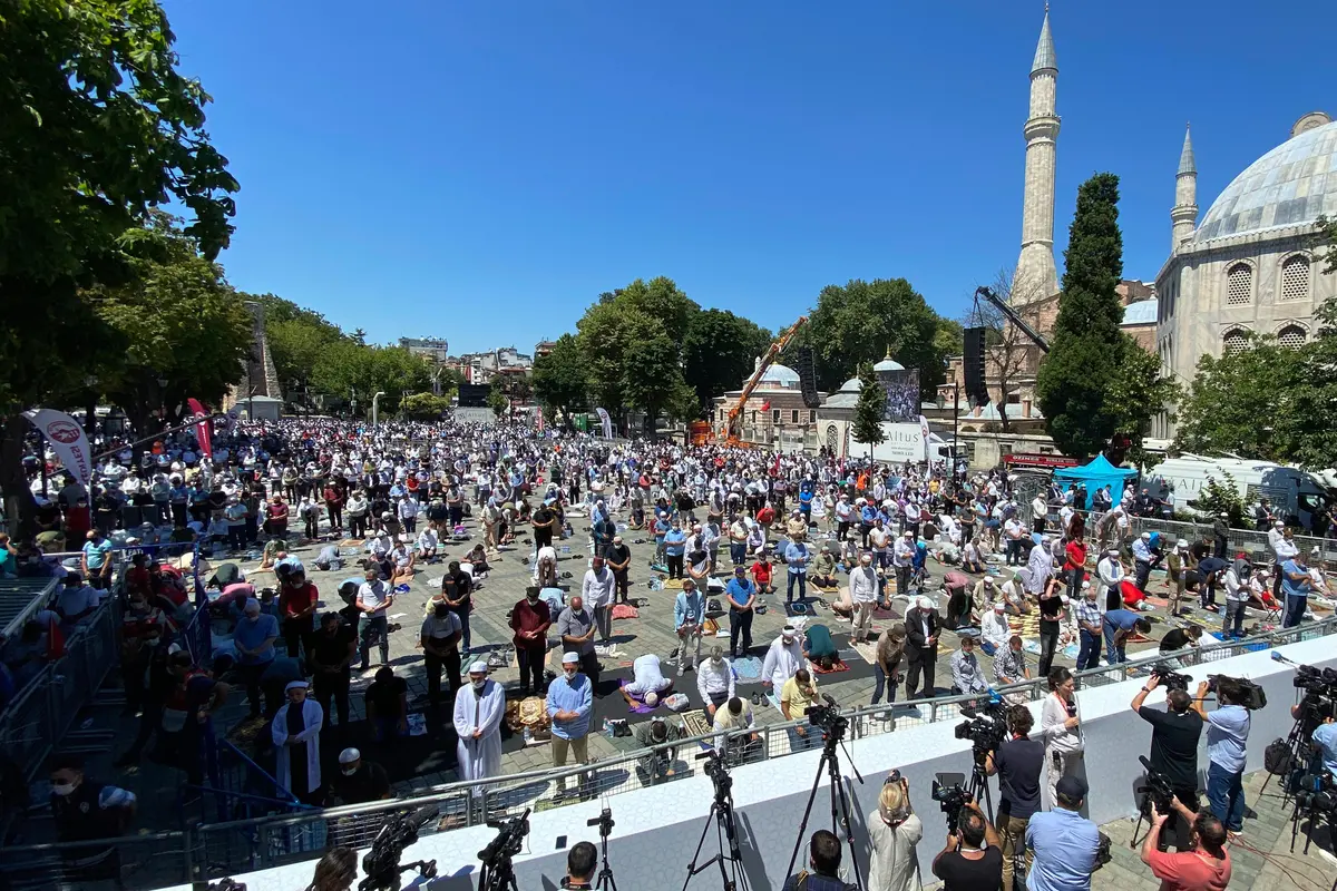 Suasana Salat Jumat Pertama di Hagia Sophia