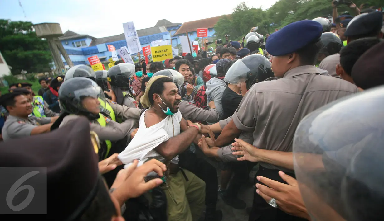 Pengunjuk rasa dari Solidaritas Perjuangan Demokrasi terlibat bentrok dengan aparat kepolisian di Yogyakarta, (23/2). Aparat menghalau untuk antisipasi antara  ormas yang pro LGBT dan anti LGBT yang sedang melakukan aksi bersamaan. (Boy Harjanto)