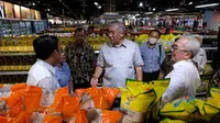 Direktur Utama Perum Bulog Bayu Krisnamurthi mengatakan, Bulog menyalurkan ribuan kilogram beras stabilisasi pasokan dan harga pangan (SPHP) ke supermarket di Jakarta. (Dok Bulog)
