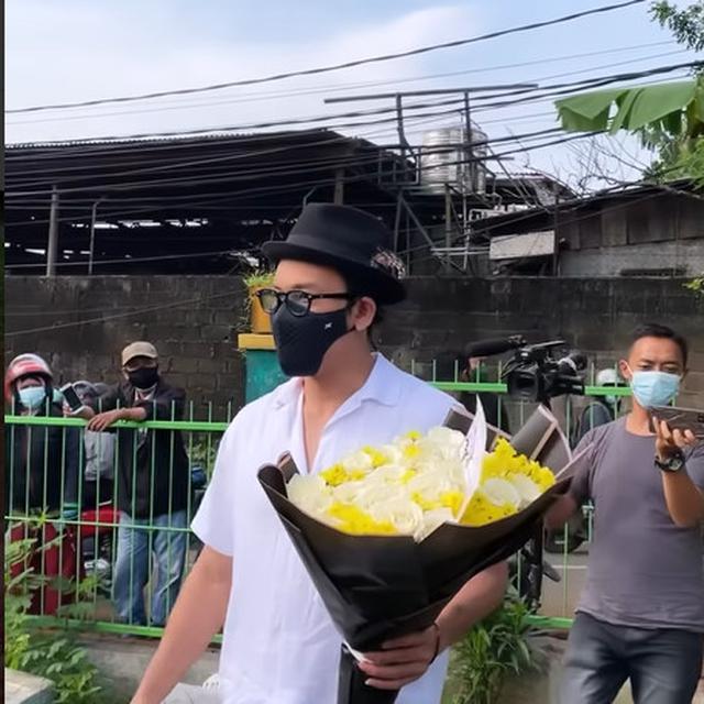 6 Momen Denny Sumargo Ziarah ke Makam Vanessa Angel, Kenang Chat Terakhir