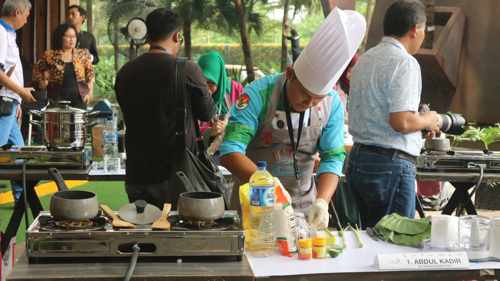 Seorang peserta serius memasak dalam Lomba Masak Ikan Nusantara (Foto: Liputan6.com/ Akbar Muhibar) 