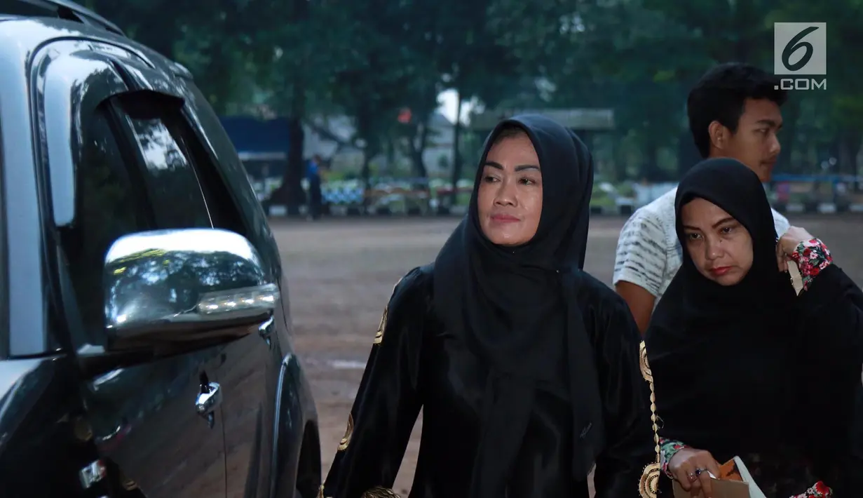 Sri Wulansih saat tiba untuk menuju makam Julia Perez di TPU Pondok Ranggon, Jakarta, Selasa (13/6). Dalam rombongan tersebut, terlihat ibunda Jupe, Sri Wulansih, ayah tirinya Sammy, adiknya Della, beserta keluarga lainnya. (Liputan6.com/Herman Zakharia)