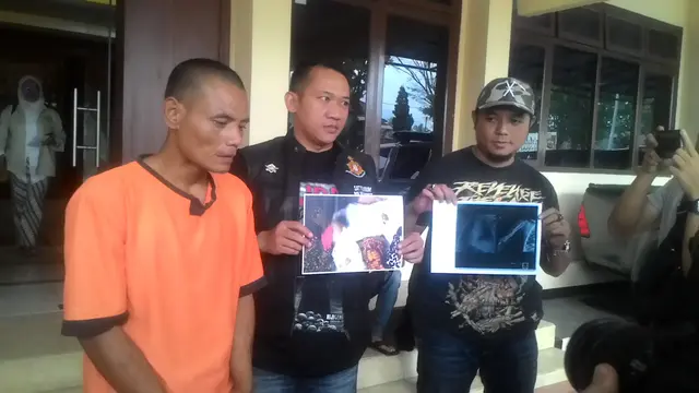 AS didampingi anggota reskrim polres Garut menunjukan hasil visum patahnya tangan korban bayi AL