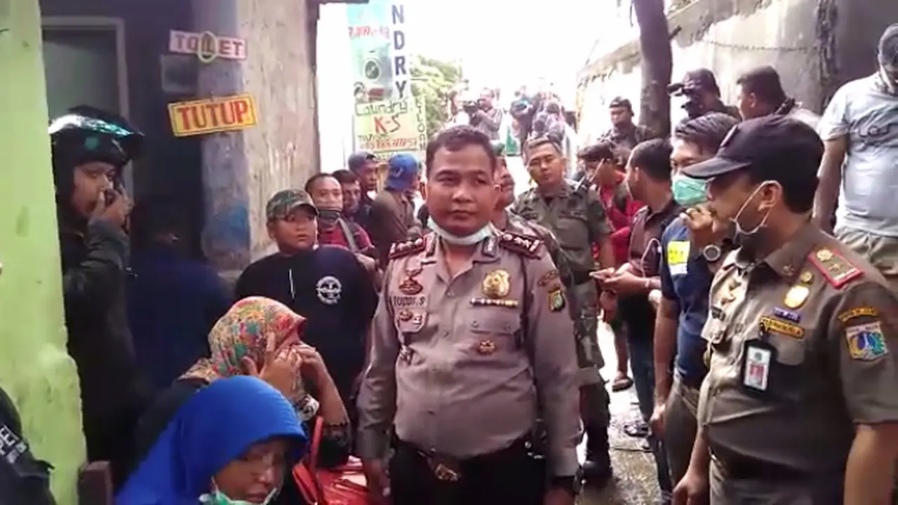 Ibu-ibu di Kalijodo menangis saat rumahnya dibongkar