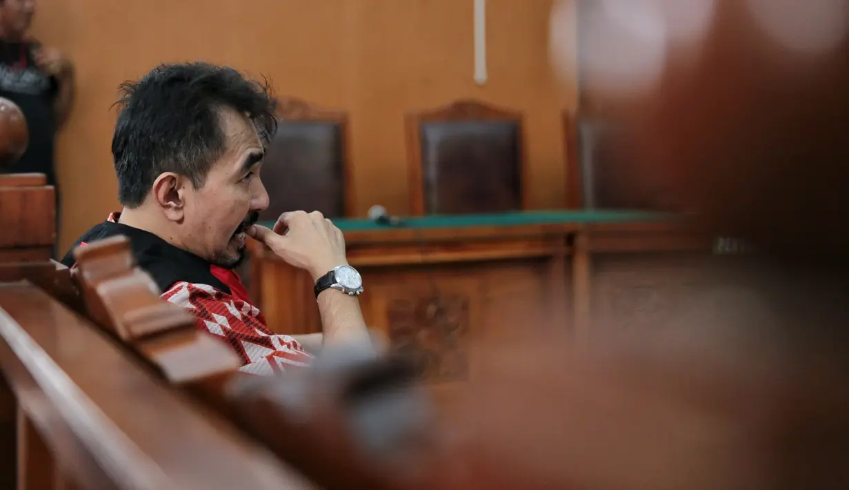 Gatot tiba di Pengadilan Negeri Jakarta Selatan sekitar pukul 13.30 WIB dengan tangan diborgol. Dengan mengenakan kemeja batik dan rompi merah tahanan berjalan sambil mengungkapkan keinginannya untuk bebas. (Adrian Putra/Bintang.com)