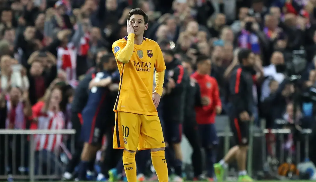 Ekspresi kekecewaan pemain Barcelona, Lionel Messi, setelah kalah dari Atletico Madrid pada leg kedua perempat final Liga Champions di Stadion Vicente Calderon, Madrid, Kamis (14/4/2016) dini hari WIB. (AFP/Cesar Manso)
