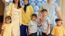 Tya Ariestya pun hadir mengenakan bersama suami dan keduanya anaknya yang kompak mengenakan polo shirt warna baby blue dipadukan celana denim. @tya_ariestya