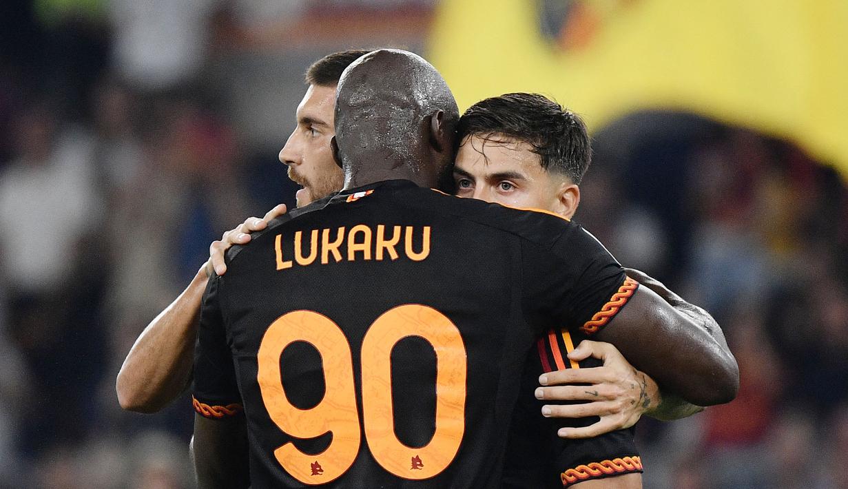 Pemain AS Roma, Romelu Lukaku, melakukan selebrasi bersama rekannya setelah mencetak gol ke gawang Frosinone pada laga pekan ketujuh Serie A 2023/2024 di Stadion Olimpico, Roma, Senin (02/10/2023). AS Roma menang dengan skor 2-0. (AFP/Filippo Monteforte)