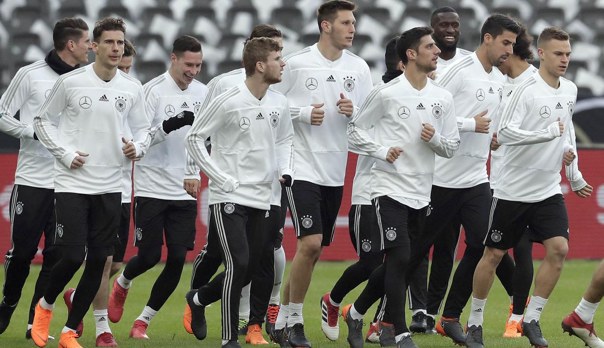 Para pemain Jerman melakukan sesi latihan jelang laga persahabatan di Berlin, Jerman, Selasa, (27/3/2018). Jerman akan berhadapan dengan Brasil. (AP/Michael Sohn)