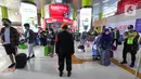 <p>Calon penumpang kereta api tiba di Stasiun Gambir, Jakarta, Jumat (22/4/2022). Stasiun Gambir per Jumat (22/4/2022). Adapun Volume penumpang berangkat sebanyak 6.300 atau 41 persen dari total Tempat Duduk yang tersedia sebanyak 15.506. (Liputan6.com/Herman Zakharia)</p>