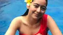 Aura kecantikan Laura Theux begitu terpancarkan saat berenang. Terlebih, senyum tipisnya semakin membuat pemilik 435 ribu followers di Instagram ini terlihat begitu manis. Wajar saja jika banyak yang menyukai fotonya saat berenang ini.(Liputan6.com/IG/@laura_theux)