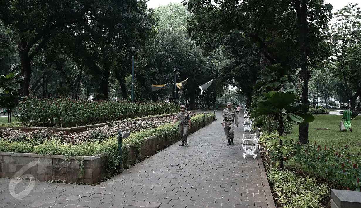 Suasana di sekitar Taman Suropati, Jakarta, Selasa (14/6). Kini, Taman Suropati disterilkan dari PKL dan bersih dari parkir liar yang biasa terlihat di bahu jalan tepian taman. (Liputan6.com/Faizal Fanani)