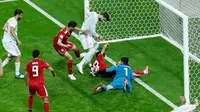 Pemain Spanyol, Gerard Pique (tengah) mencoba mencetak gol ke gawang Iran dalam penyisihan Grup B Piala Dunia 2018 di Kazan Arena, Kazan, Rusia, Rabu (20/6). Gol tunggal Diego Costa membawa Spanyol menumbangkan Iran. (AP Photo/Eugene Hoshiko)