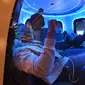 Peserta menikmati Blue Origin Space Simulator selama konferensi Amazon tentang robotika dan kecerdasan buatan di Hotel Aria di Las Vegas, Nevada. Mark Ralston/AFP