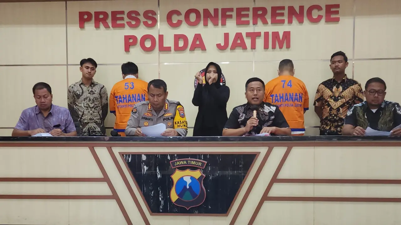 Polda Jatim meringkus dua pelaku tindak pidana penipuan dan penggelapan dengan modus penggunaan kontrak fiktif. (Dian Kurniawan/Liputan6.com)