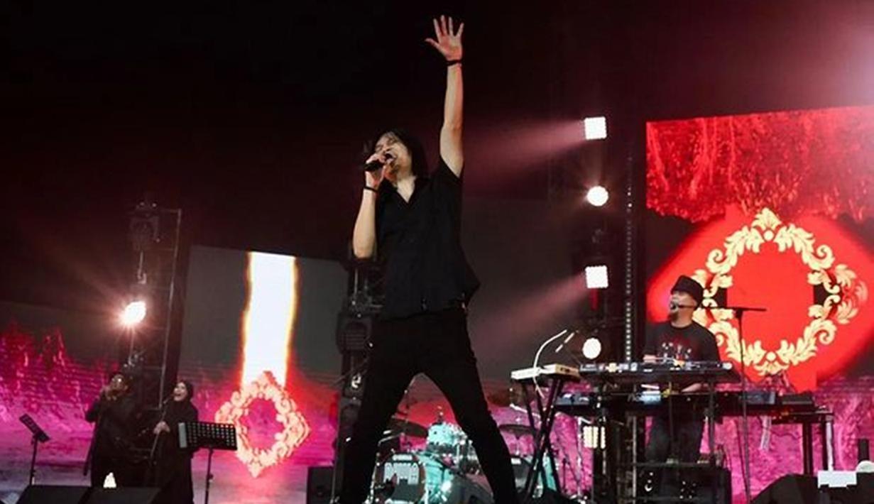 Memakai baju serba hitam pun seolah telah menjadi ciri khas dari pria kelahiran 21 Mei 1970 ini. Dirinya pun kerap tampil totalitas saat berada di atas panggung.(Liputan6.com/IG/@oncemekelofficial)