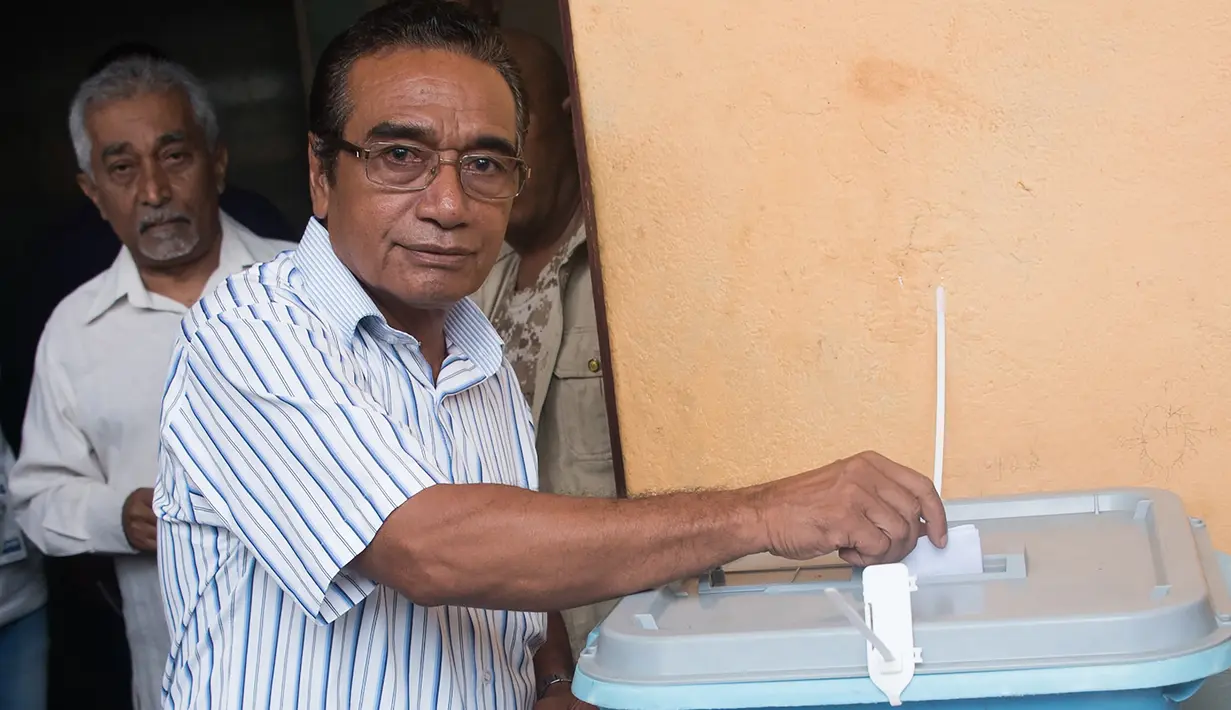 Calon Presiden nomor urut dua yang diusung Partai Fretilin dan CNRT, Fransisco Guterres atau Lu Olo memasukkan surat suara ke dalam kotak suara saat pemilihan presiden di sebuah TPS di Dili, Timor Leste, Senin (20/3). (Valentino DARIEL SOUSA/AFP)