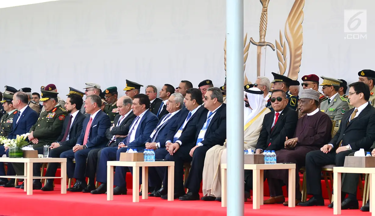 Menhan Ryamizard Ryacudu bersama Raja Yordania Abdullah II didampingi PM Yordania Hani Al Mulki saat menghadiri Sofex Yordan Exhibition 2018, Selasa (8/5). Pertemuan ini rangkaian kegiatan kunjungan kerja Ryamizard ke Yordania. (Liputan6.com/HO/Kemenhan)
