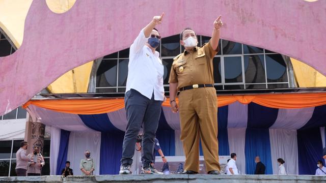 Wamen BUMN Dan Gubernur Lampung Foto Bersama Di Menara Siger. (Selasa, 16/03/2021).